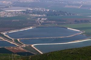 a terra é vista através da vigia de um grande avião a jato. foto