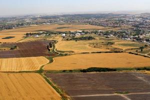 a terra é vista através da vigia de um grande avião a jato. foto