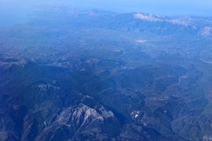 a terra é vista através da vigia de um grande avião a jato. foto