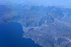 a terra é vista através da vigia de um grande avião a jato. foto