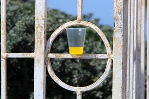 um refrigerante não alcoólico é derramado em um copo. foto