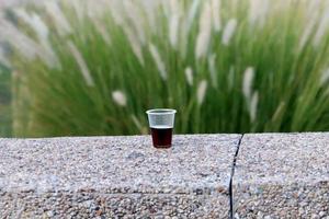 um refrigerante não alcoólico é derramado em um copo. foto