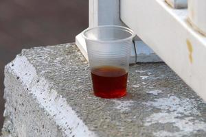 um refrigerante não alcoólico é derramado em um copo. foto