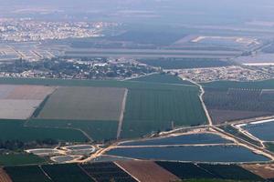 a terra é vista através da vigia de um grande avião a jato. foto