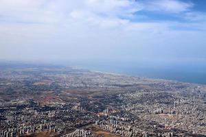 a terra é vista através da vigia de um grande avião a jato. foto