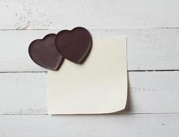 coração de chocolate com papel de nota foto