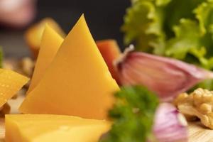 queijo de laranja fresco e outros produtos alimentares foto