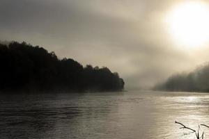 um pouco de neblina no rio no outono foto