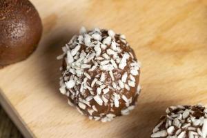 bombons de chocolate com sabor e recheio de coco foto