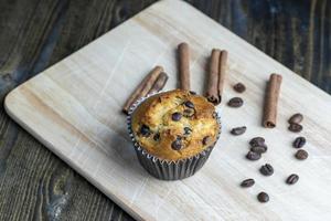 cupcake com pedaços de chocolate, close-up foto