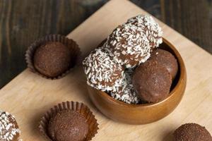 bombons de chocolate com sabor e recheio de coco foto