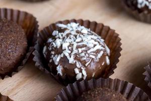 bombons com recheio de doce de coco foto