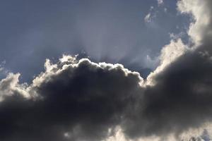 lindo céu com nuvens no verão foto