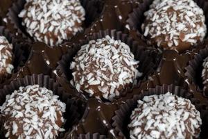 bombons com recheio de doce de coco foto