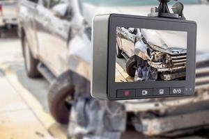 gravador de vídeo de câmera de cctv de carro com acidente de carro na estrada foto