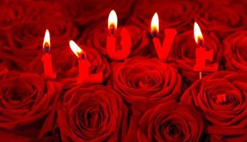 rosas vermelhas e velas acesas fazendo eu amar foto