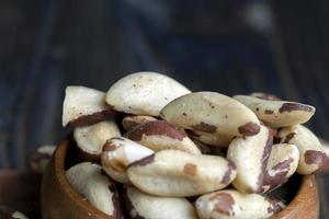 castanhas do brasil descascadas em cima da mesa foto