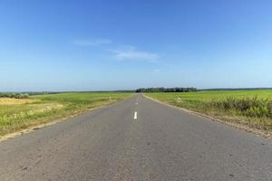 estrada de alta qualidade para o tráfego em áreas rurais foto