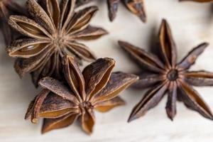 especiarias secas de anis em uma placa de madeira foto