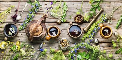 canecas de chá de ervas com várias ervas foto