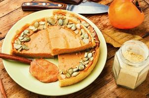 torta de abóbora de outono, mesa de madeira foto