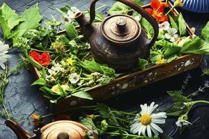 bule com ervas medicinais frescas foto