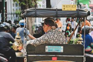 vista traseira de um motorista de vagão ou andong em jalan malioboro, yogyakarta. foto