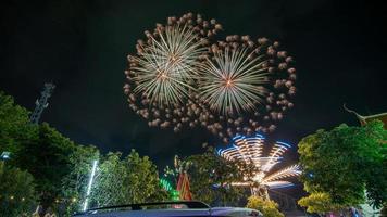 cerimônia de fogos de artifício no templo, tailândia foto