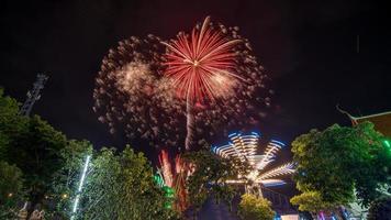 cerimônia de fogos de artifício no templo, tailândia foto