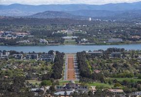 vista aérea de canberra do topo da montanha. foto