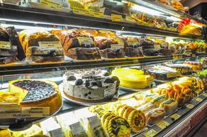 padaria de bolos e doces em vitrine de pastelaria foto