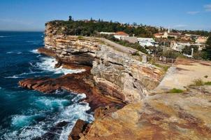 bela costa oceânica com o mar azul no mirante da baía de watsons, sydney, austrália. foto