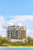 palmeiras guarda-sóis espreguiçadeiras resort na praia de playa del carmen, méxico. foto