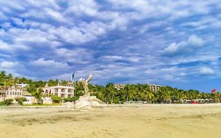 palmeiras guarda-sóis espreguiçadeiras balneário zicatela puerto escondido méxico. foto