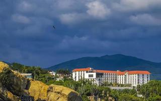 bela vista panorâmica da cidade zicatela puerto escondido méxico. foto