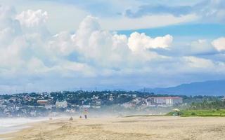 puerto escondido oaxaca méxico 2022 palmeiras guarda-sóis espreguiçadeiras balneário zicatela puerto escondido méxico. foto