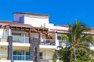 palmeiras guarda-sóis espreguiçadeiras resort na praia de playa del carmen, méxico. foto