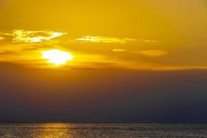 incrivelmente belo pôr do sol colorido e dourado em voula vouliagmeni grécia. foto