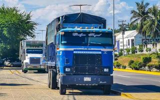 puerto escondido oaxaca méxico 2022 caminhões mexicanos transportadores de carga carros de entrega em puerto escondido méxico. foto