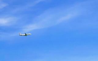 puerto escondido oaxaca méxico 2022 avião voa sobre as montanhas de palmeiras com céu azul. foto