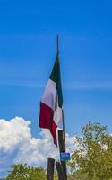 bandeira vermelha branca verde mexicana na bela ilha de holbox no méxico. foto