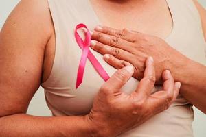 mulher asiática com fita rosa, dia mundial do câncer de mama em outubro. foto