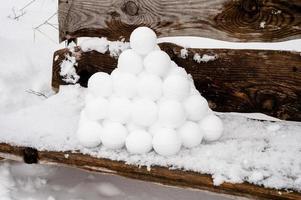 bolas de neve pirâmide jogo de inverno neve foto