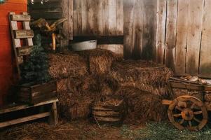 celeiro de palha de feno campo de natal foto