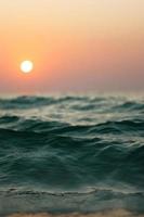 close-up das ondas do pôr do sol
