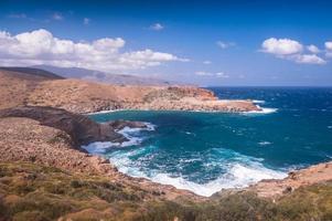 fotos costeiras da ilha de andros na grécia