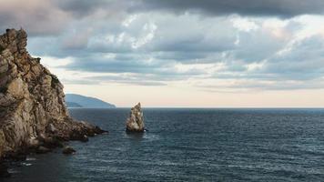 rochas e mar com céu noturno. a composição natural foto