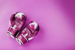 luvas de boxe rosa em um fundo rosa, espaço livre. foto