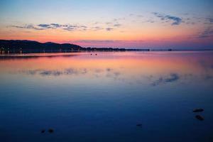 lindo pôr do sol sobre a água na ilha da Sardenha foto