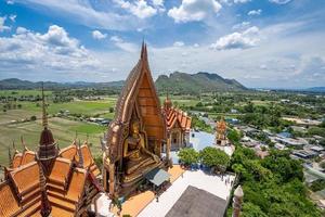 kanchanaburi, tailândia-16 de abril de 2021, templo da caverna do tigre belo templo e céu azul tailândia marco em kanchanaburi foto